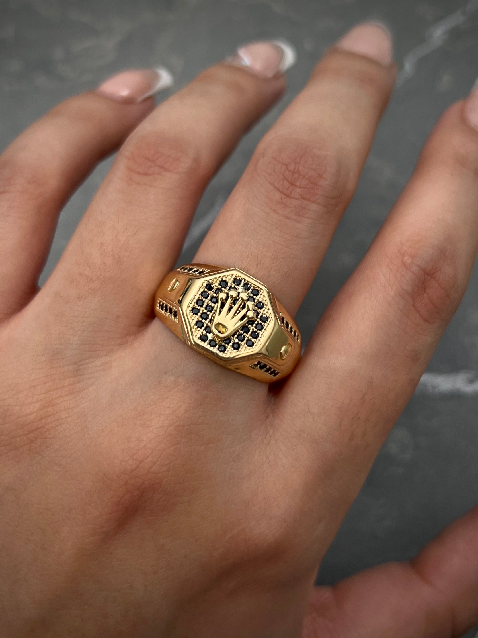 Anillo rx con swarovski negro 7.5gr / Talla: 10 3/4 Oro Amarillo Nac B