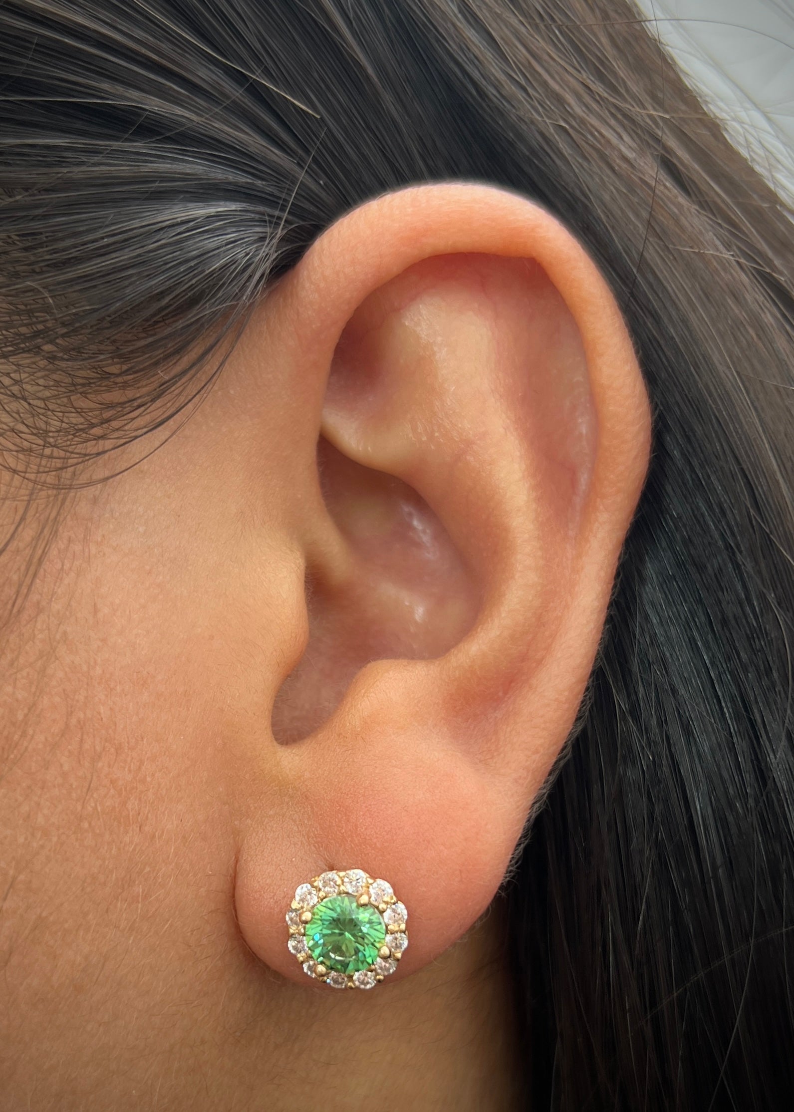 Topos flor con swarovski verde y blanco 3.2gr / Largo 0.9cm / Oro Amarillo Nac B