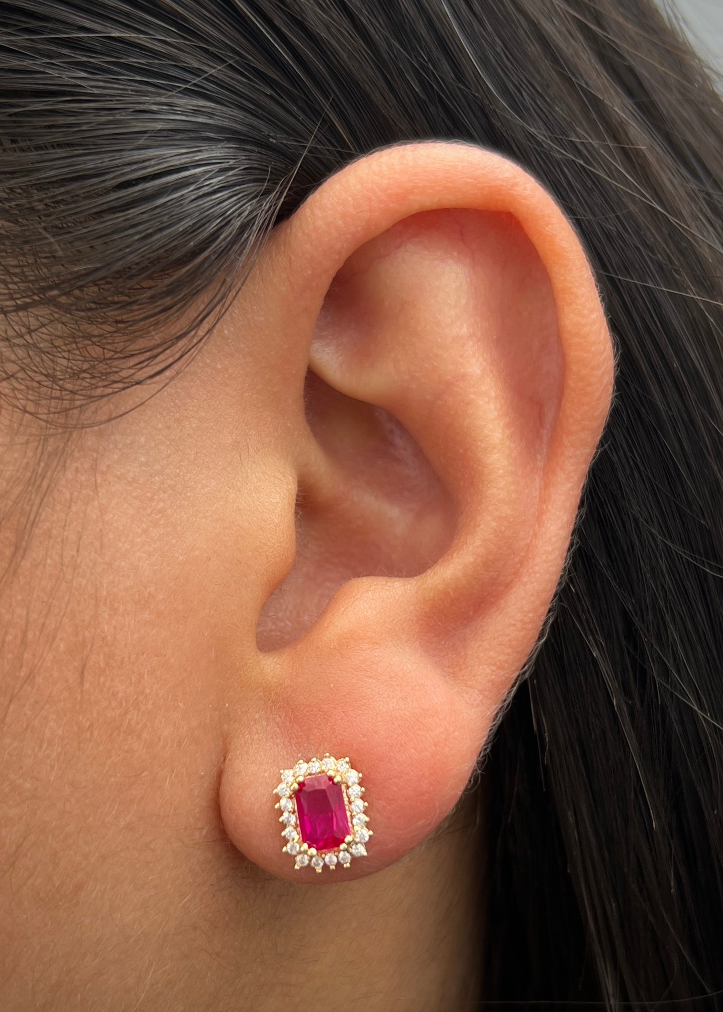 Topos con swarovski fucsia y blanco 2.05gr / Largo 0.9cm / Oro Amarillo Nac B