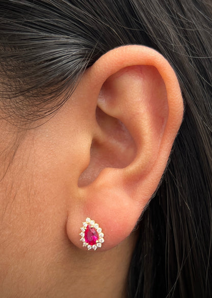 Topos gota con swarovski fucsia y blanco 1.7gr / Largo 1 cm / Oro Amarillo Nac B