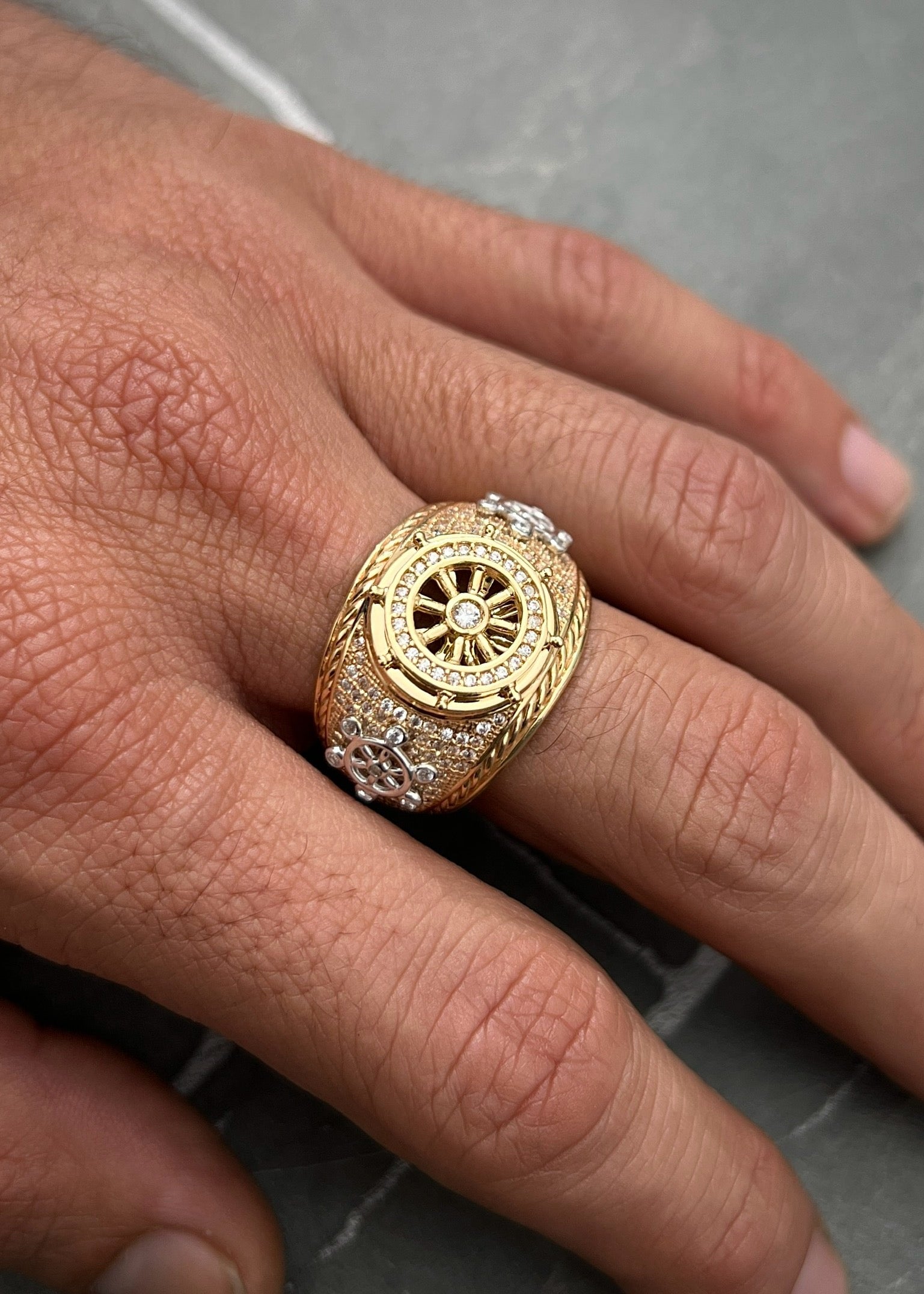 Anillo timon con swarovski blanco 14.75gr / TALLA 9 3/4 / Dos Oros Nac B