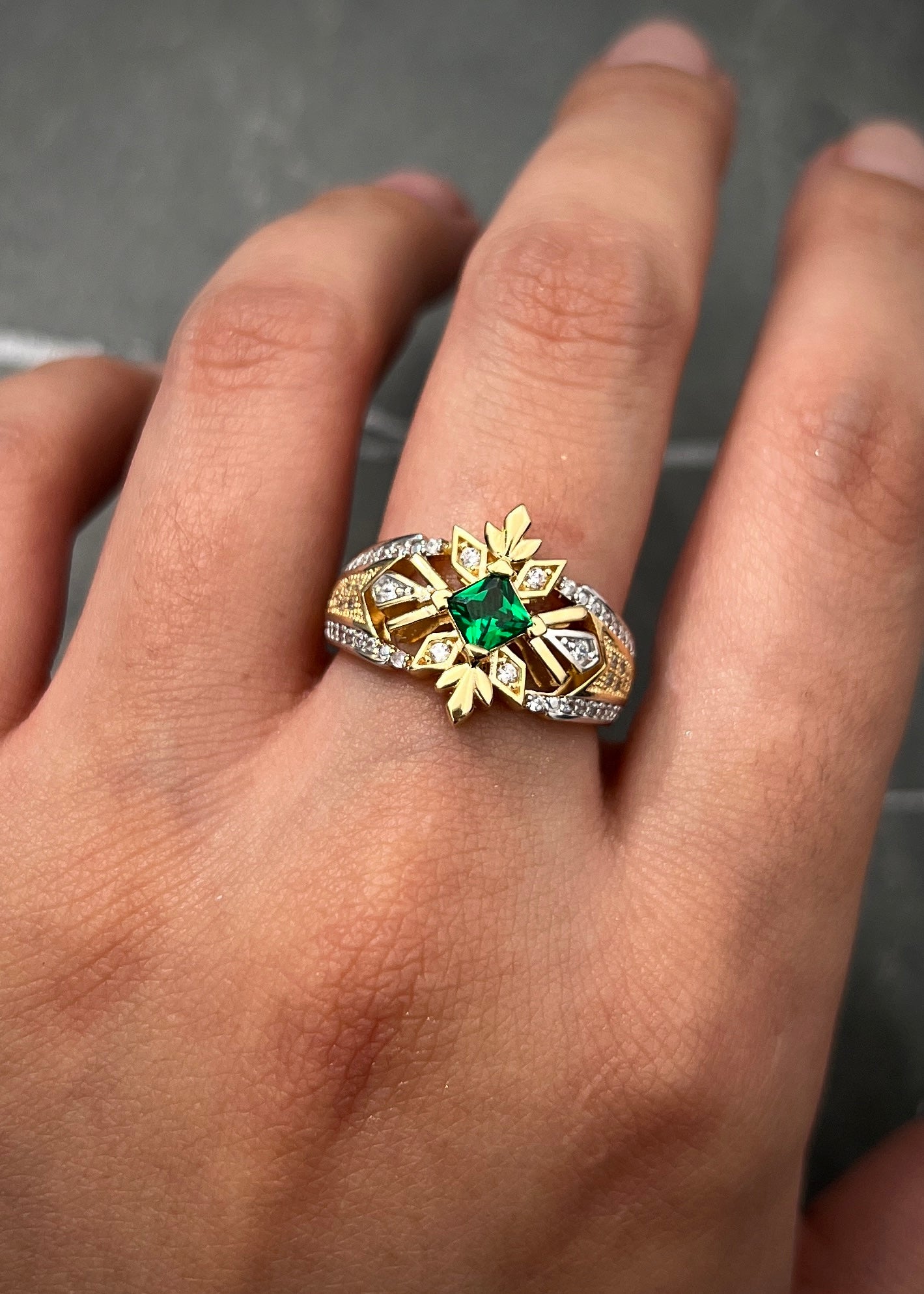 Anillo con swarovski verde y blanco 6.15gr / TALLA 6 3/4 / Oro Amarillo  Nac B