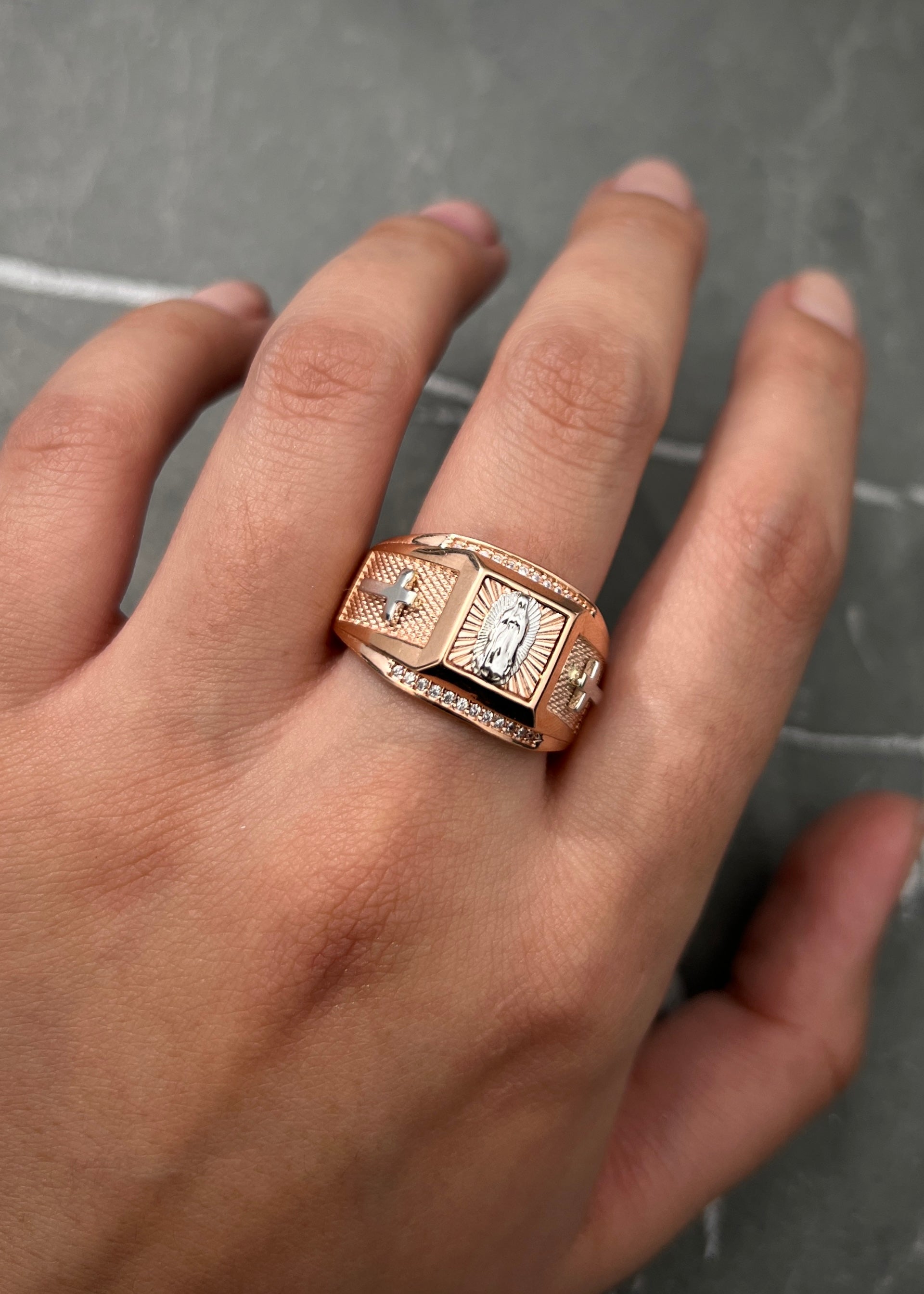 Anillo virgen de guadalupe con swarovski blanco 12.3gr / TALLA 10 / Dos oros Nac P