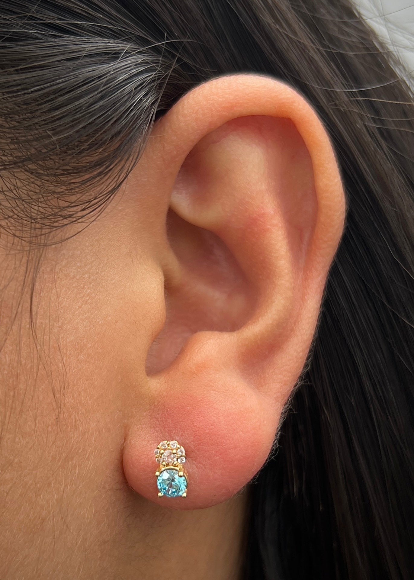 Topos con swarovski azul y blanco 1.5gr / Largo 0.7cm / Oro Amarillo Nac B