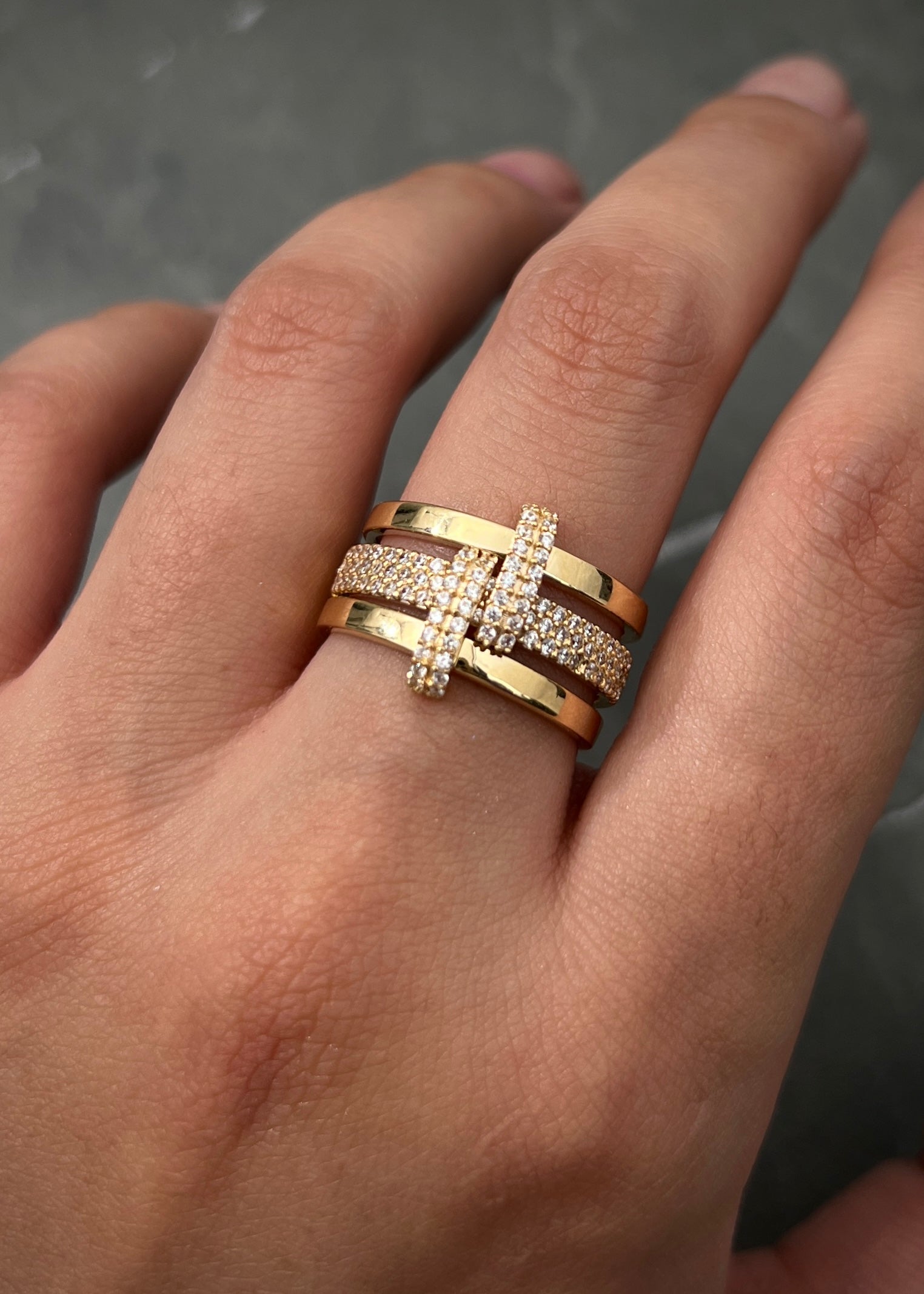 Anillo con swarovski blanco 6.8gr / TALLA 6 3/4 / Oro Amarillo Nac B