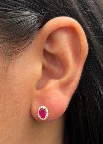 Topos ovalado con swarovski fucsia y blanco 1.5gr / Largo 0.8cm / Oro Amarillo Nac M