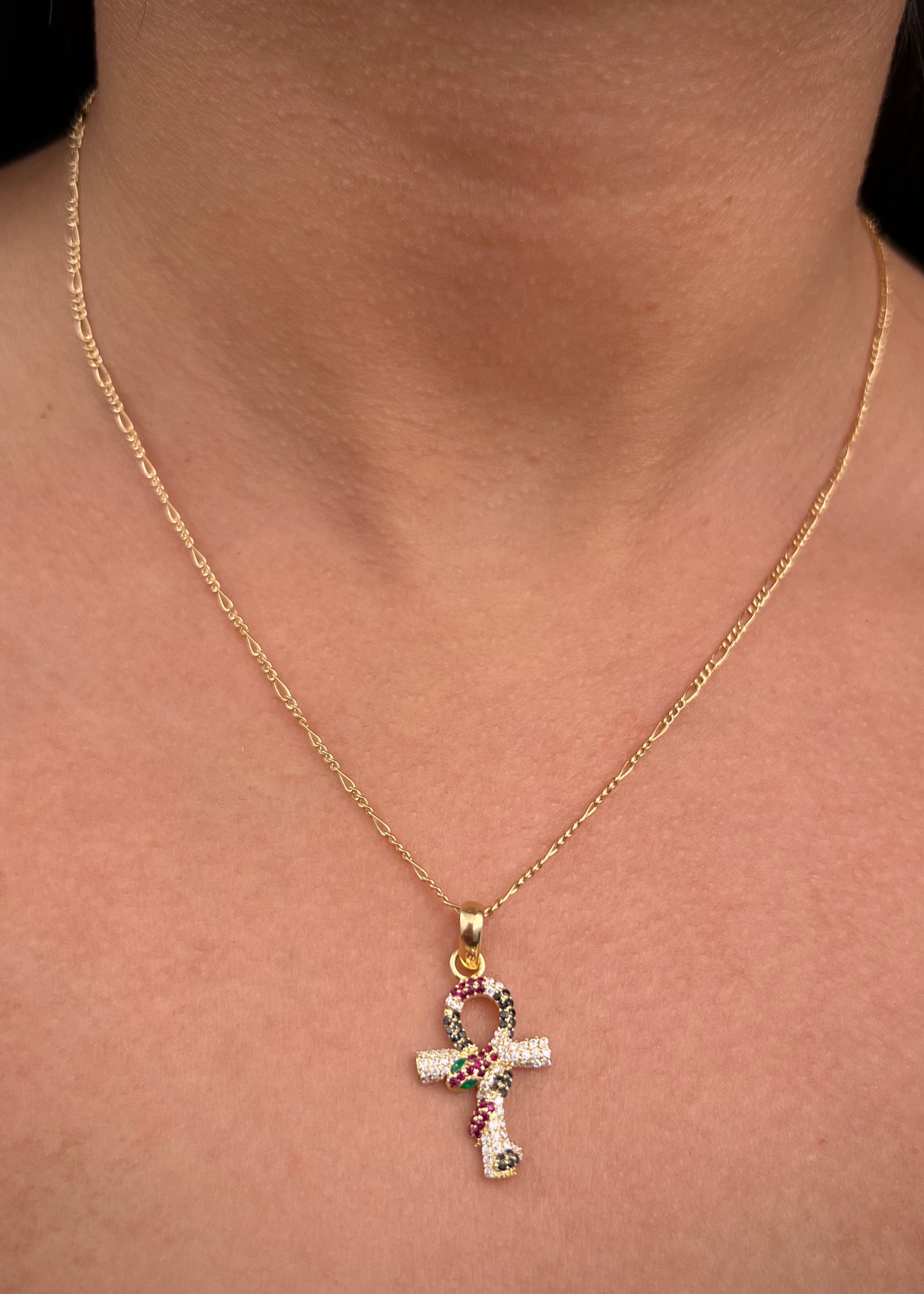 Dije cruz con 20pts de moissanita 3.2gr / Largo 3cm / Oro Amarillo (Joya) M