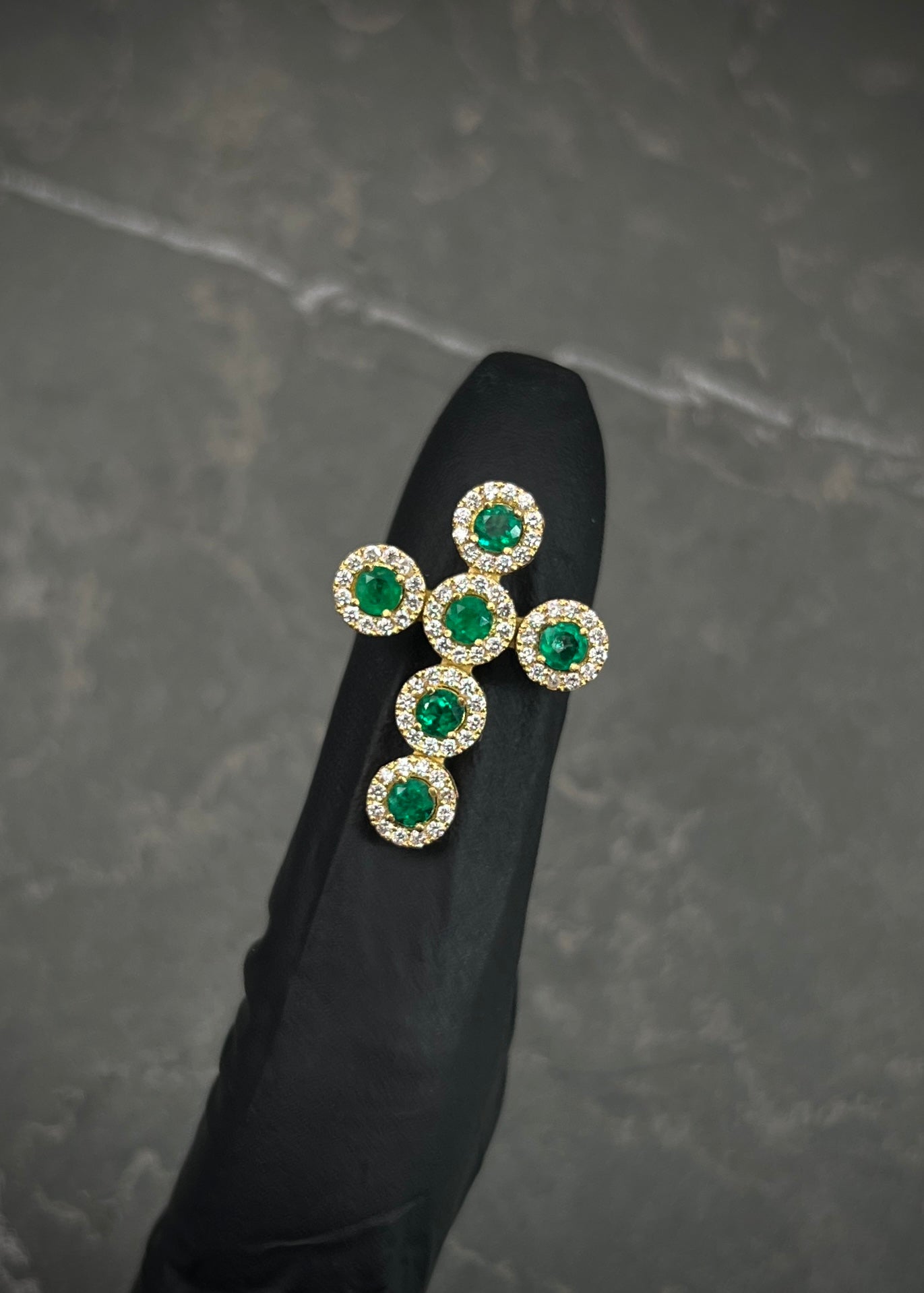 Dije cruz con 60pts de esmeralda y 33pts de diamantes 2.95gr / Largo 2.3cm / Oro Amarillo (Joya) M