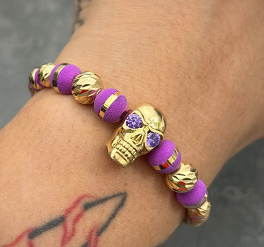 Pulsera de hilo morado con herraje de calavera con bolas diamantadas y neoros 11.15gr / Oro Amarillo (Joya) M