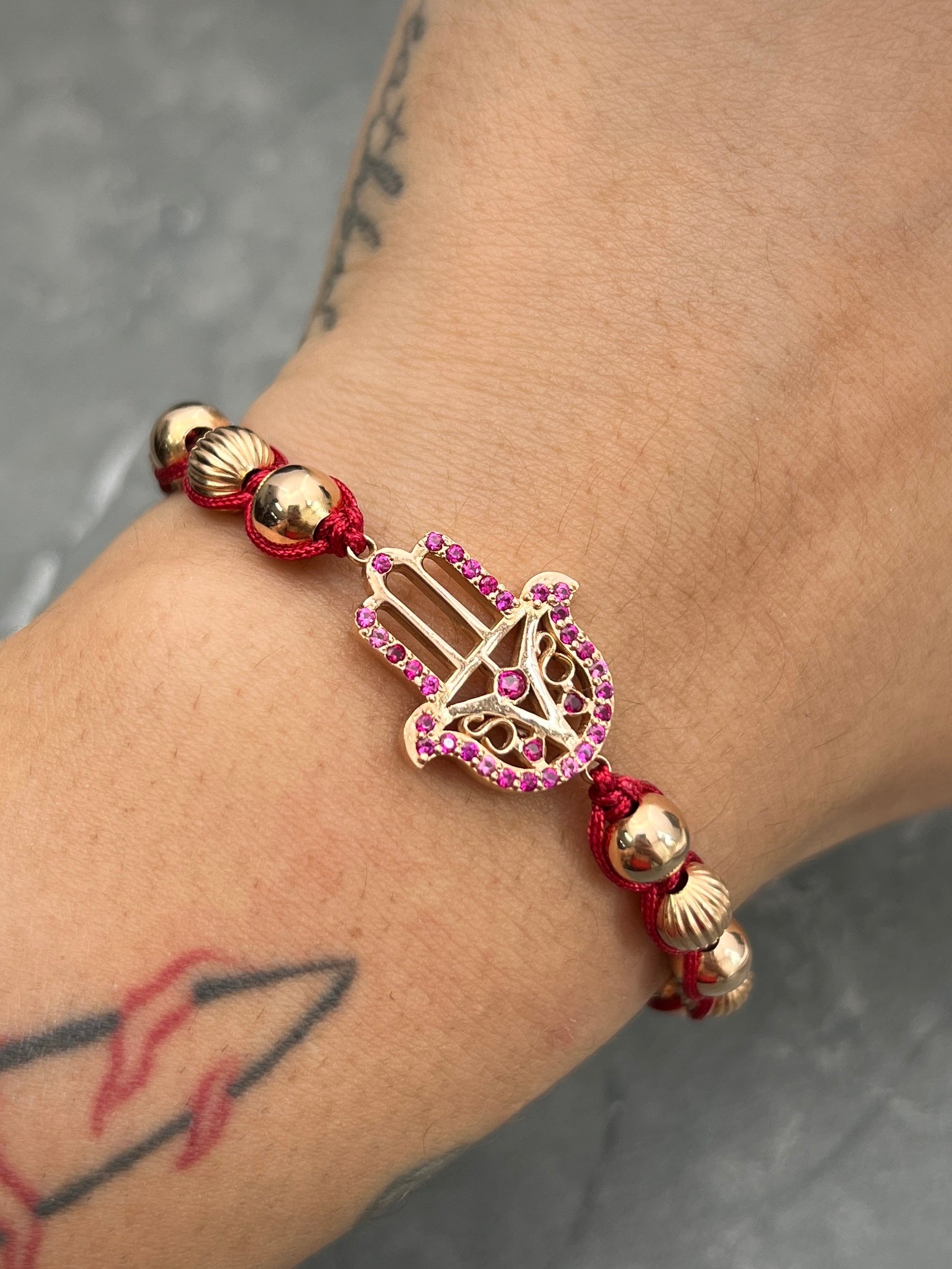 Pulsera de hilo rojo con herraje de mano hamsa y bolas diamantadas  5.3gr / Oro Rosado (Joya) M