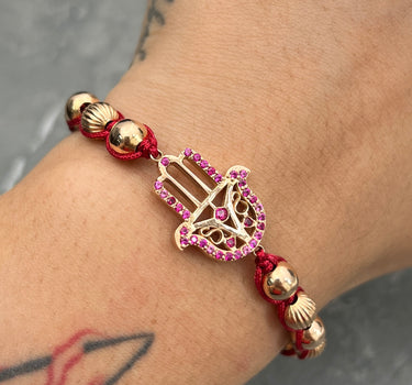 Pulsera de hilo rojo con herraje de mano hamsa y bolas diamantadas y lisas 5.3gr / Oro Rosado (Joya) M