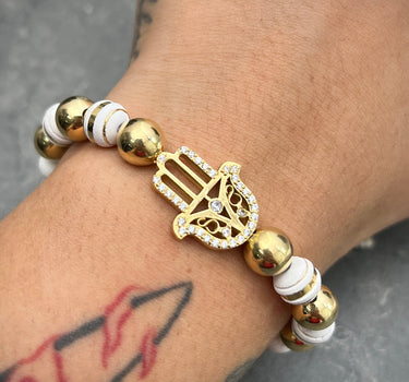 Pulsera de hilo blanco con herraje de mano hamsa con bolas lisas 5.5gr / Oro Amarillo (Joya) M