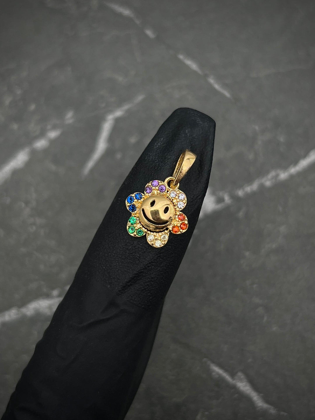 Dije De FLOR CON SWArovski Multicolor 0.9gr / Largo 1.6cm — Oro Amarillo