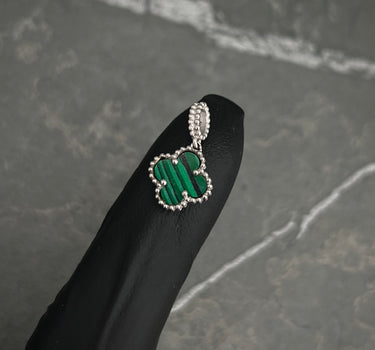 Dije Lucky Clover Con Piedra Verde 0.85gr / Largo 1.6cm / Oro Blanco Nac B