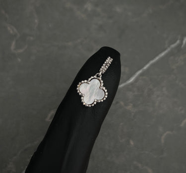 Dije Lucky Clover COn Piedra Blanca 0.9gr / Largo 1.6cm / Oro Blanco Nac B