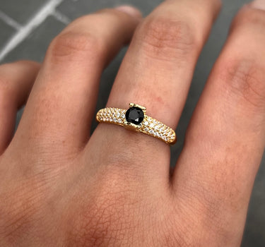Solitario con swarovski negro y blanco 2.05gr / TALLA 6 1/4 / Oro Amarillo Nac M