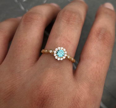 Solitario con swarovski azul y blanco 1.85gr / TALLA 6 1/2 / Oro Amarillo Nac M