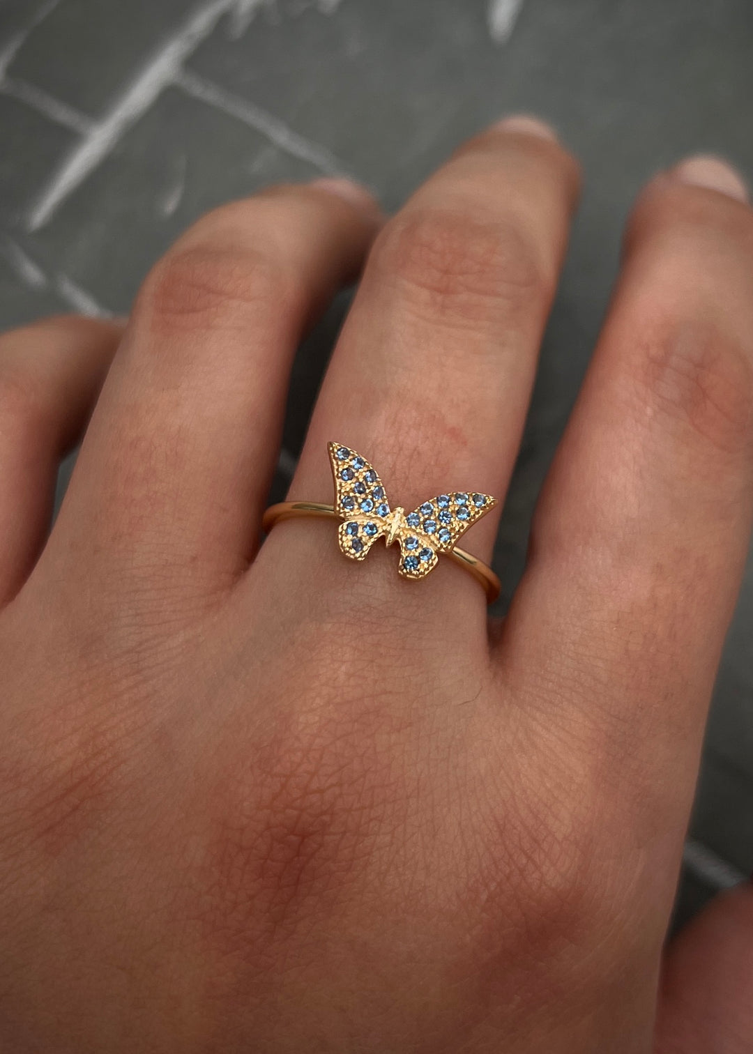 Anillo mariposa con swarovski azul 1.8gr / Talla 8 — Oro Amarillo