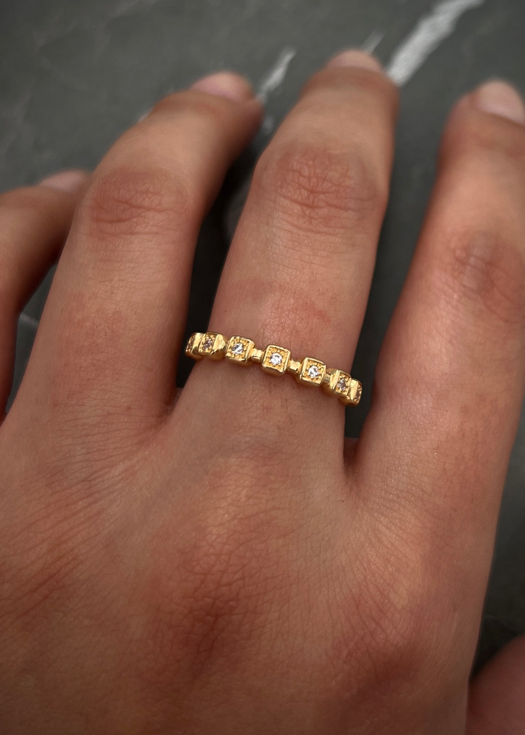 Anillo con swarovski blanco 1.75gr / Talla 7 1/4 — Oro Amarillo