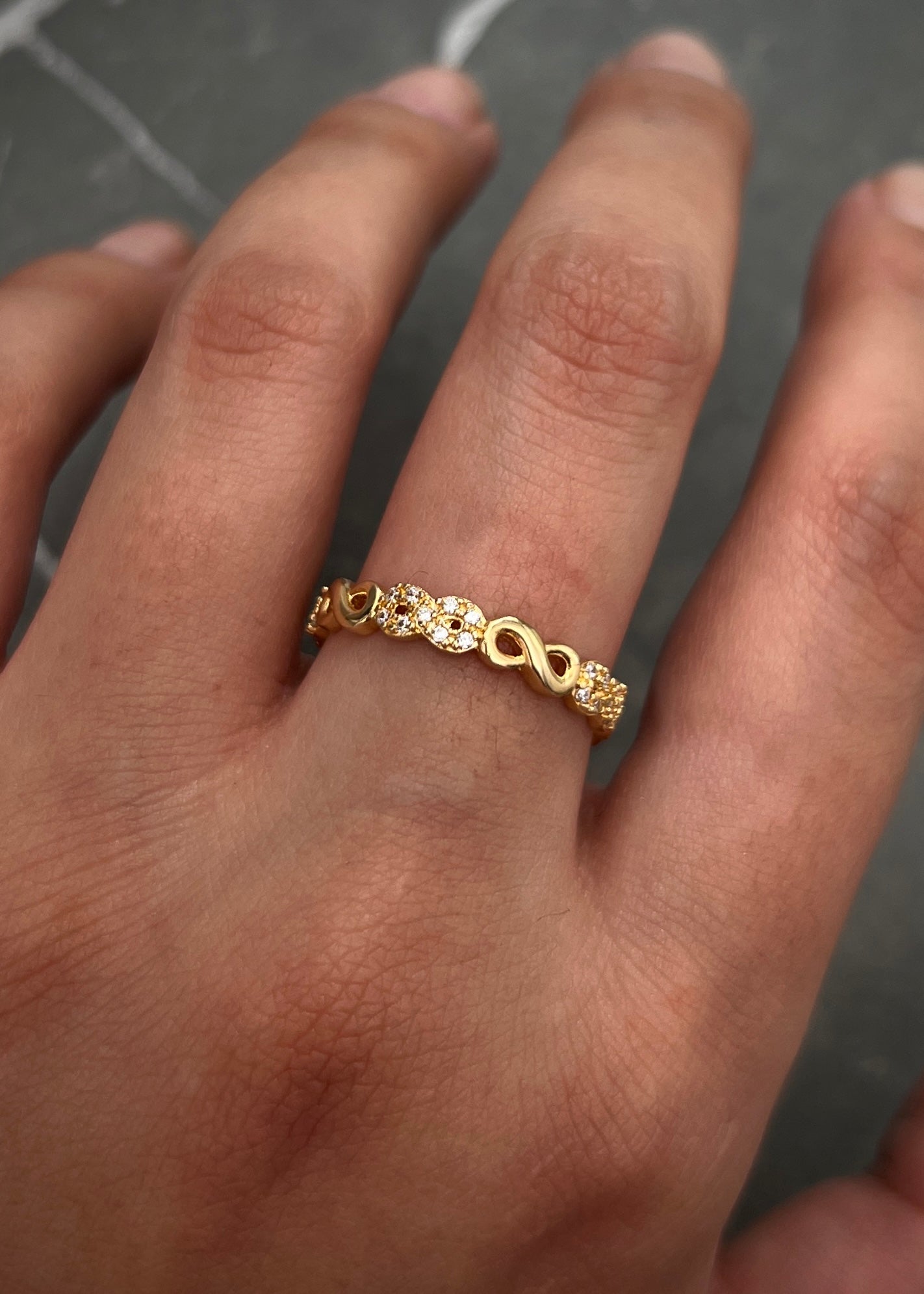 Anillo infinito con swarovski blanco 2.3gr / TALLA 5 3/4 / Oro Amarillo Nac B