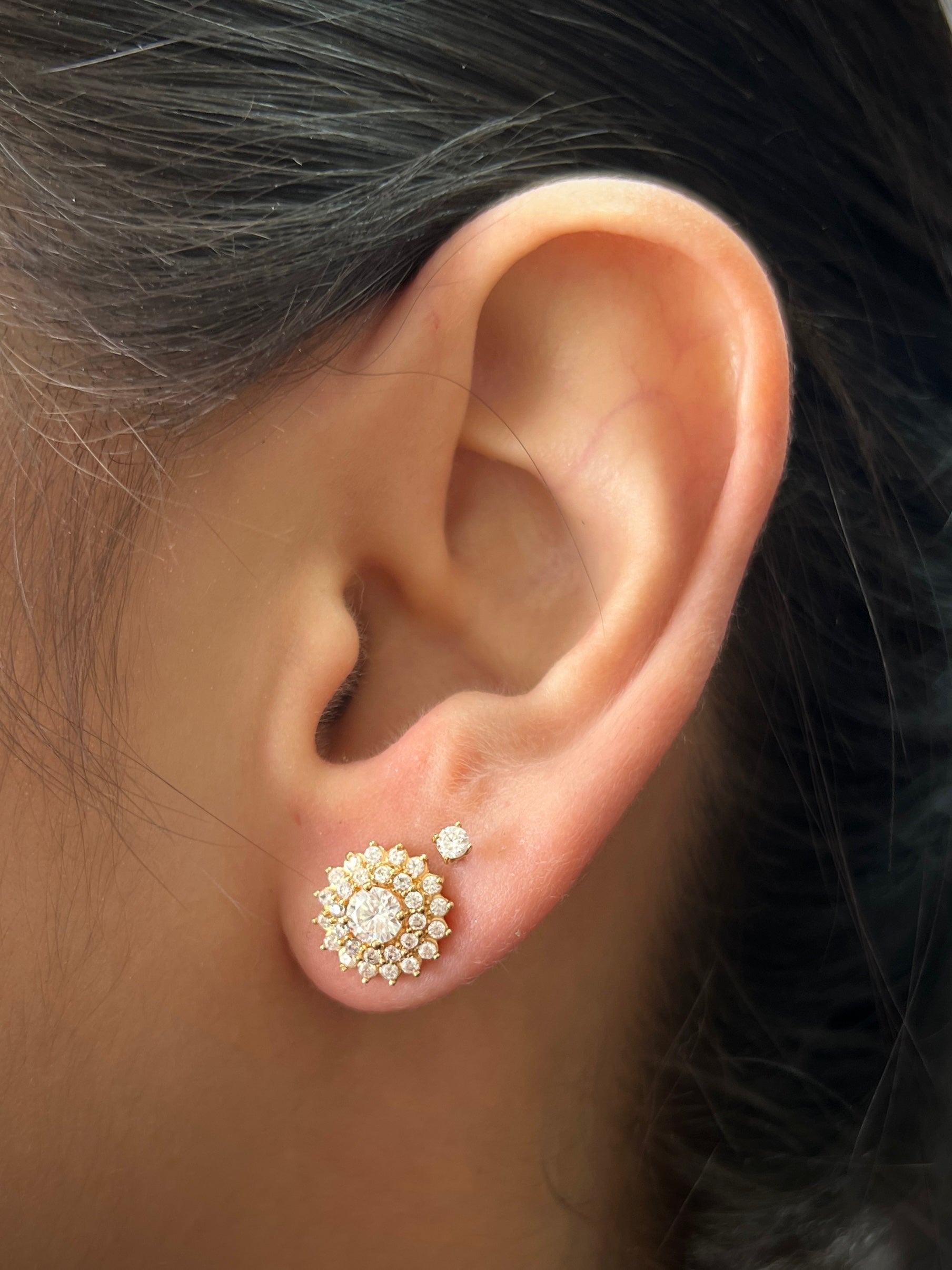 Topos de flor con swarovski Blanco 3.65gr / Largo 1.0cm / Oro Amarillo Nac M