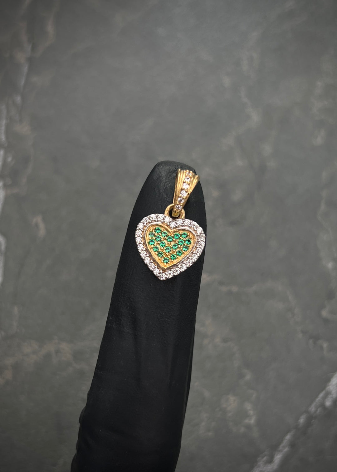Dije corazon con swarovski verde y blanco 1.45gr / Largo 1.8cm — Oro Amarillo