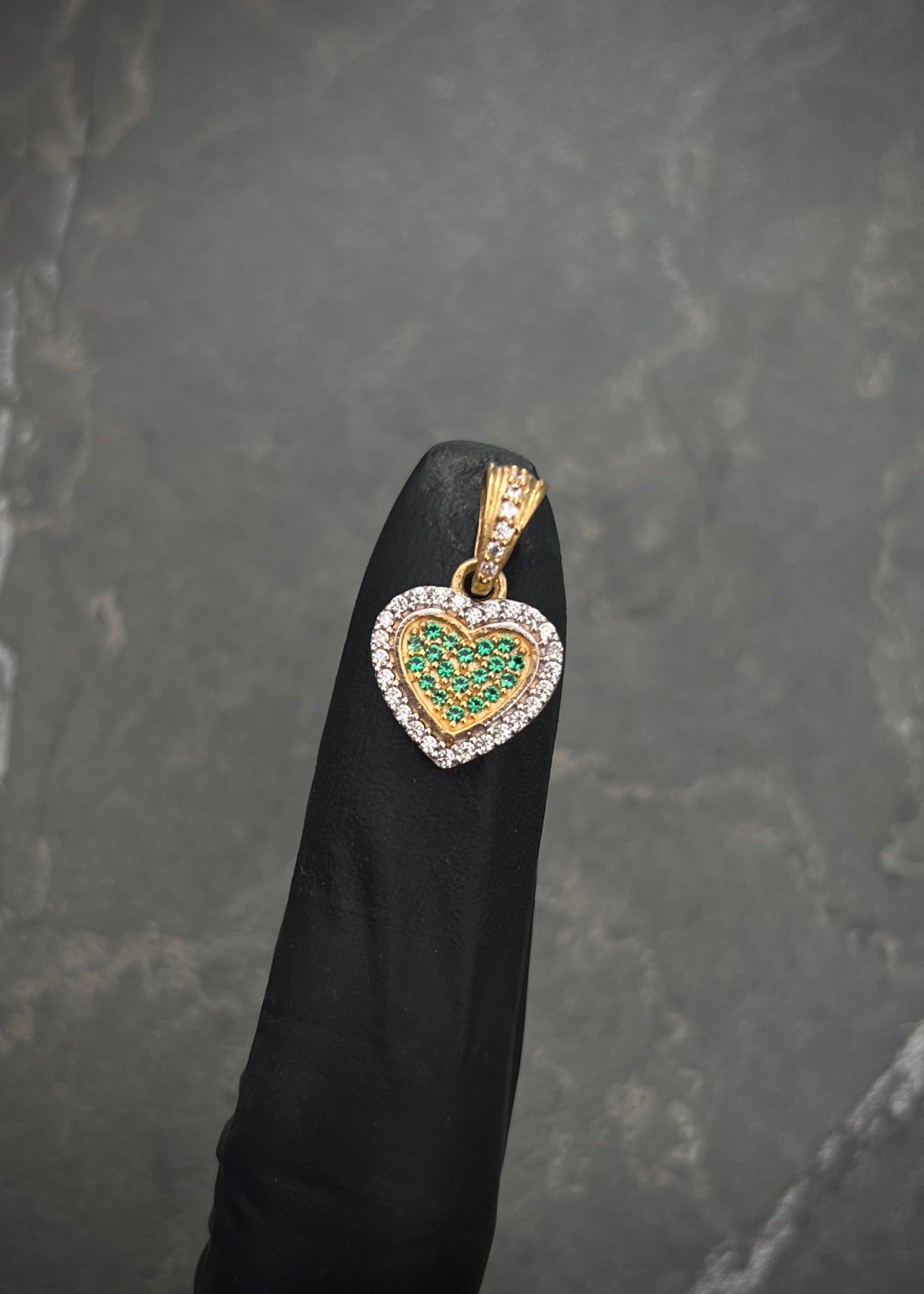 Dije corazon con swarovski verde y blanco 1.45gr / Largo 1.8cm / Oro Amarillo Nac P