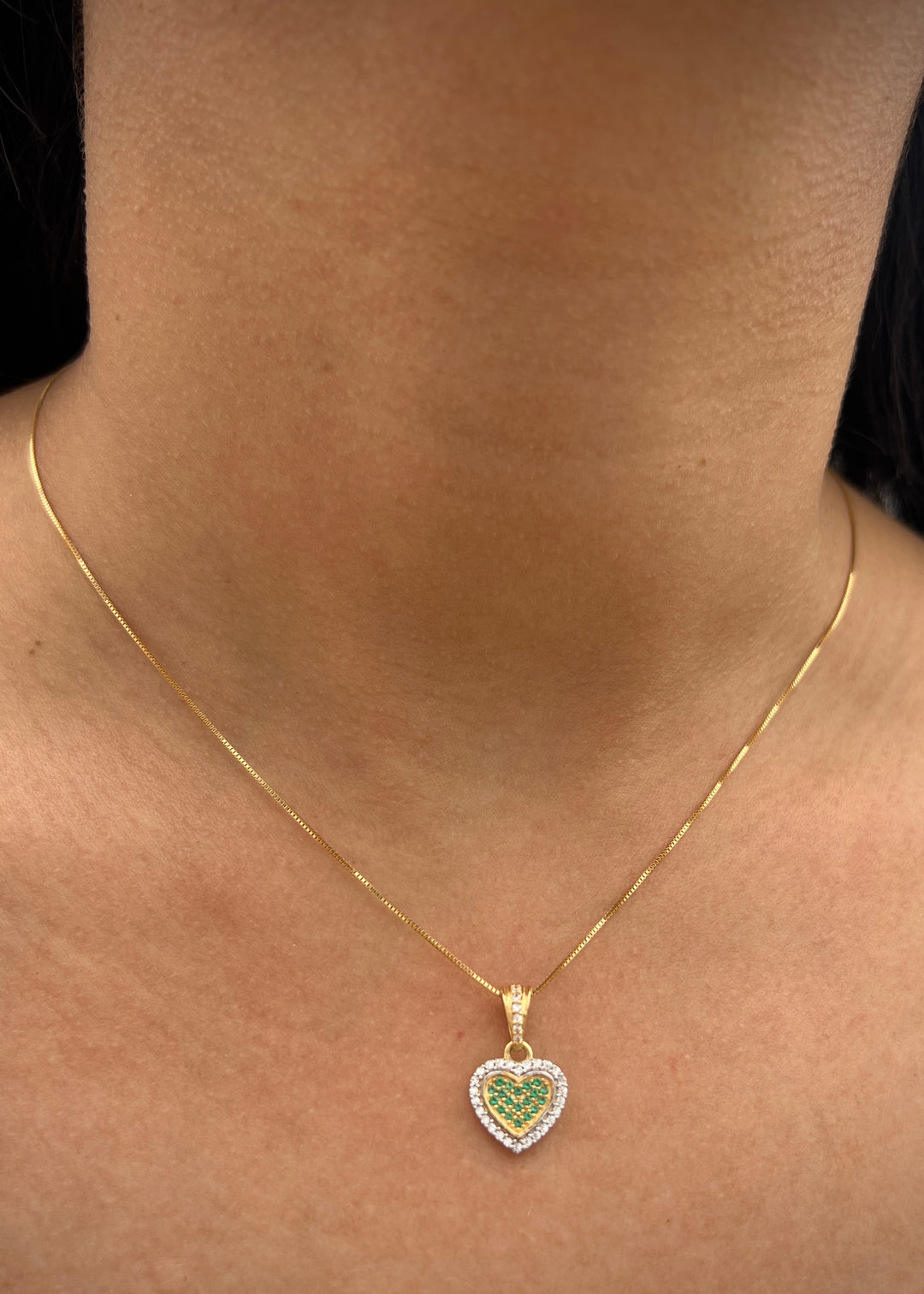 Dije corazon con swarovski verde y blanco 1.45gr / Largo 1.8cm — Oro Amarillo