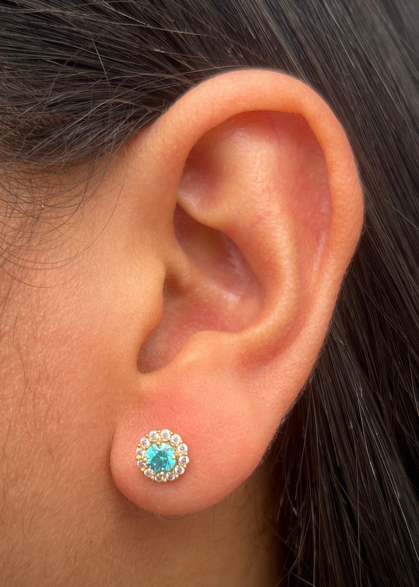 Topos flor con swarovski blanco y azul 2.2gr / Largo 0.7cm / Oro Amarillo Nac P