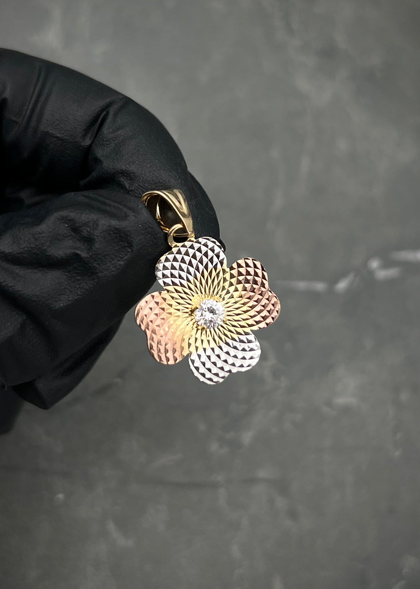 Dije flor con swarovski blanco 2gr / Largo 2.6cm / Tres Oros italy +3 B