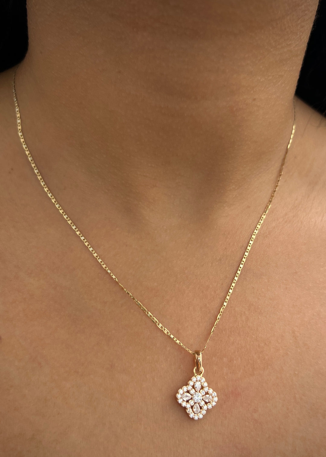 Dije lucky clover con swarovski blanco 2.1gr / Largo 2cm — Oro Rosado