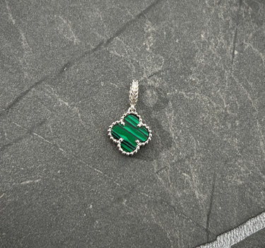 Dije Lucky Clover Con Piedra Verde 0.85gr / Largo 1.6cm / Oro Blanco Nac B