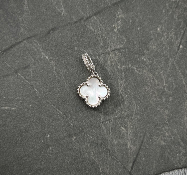 Dije Lucky Clover COn Piedra Blanca 0.9gr / Largo 1.6cm / Oro Blanco Nac B