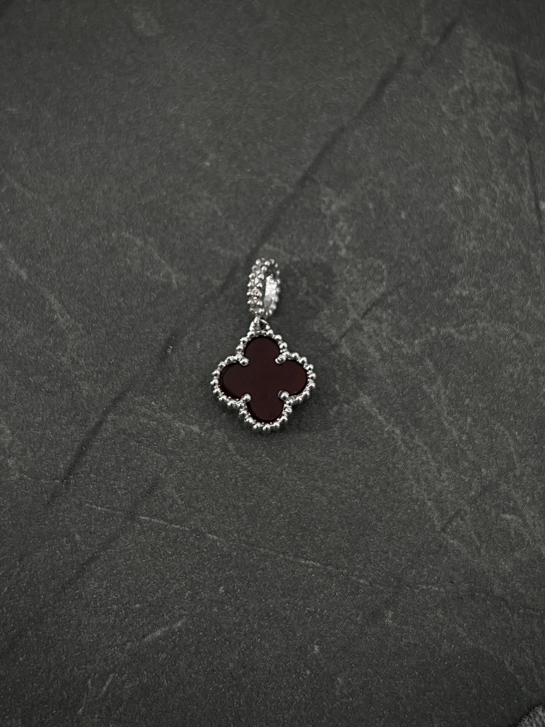 Dije Lucky Clover COn Piedra Roja 1.1gr / Largo 1.6cm — Oro Blanco