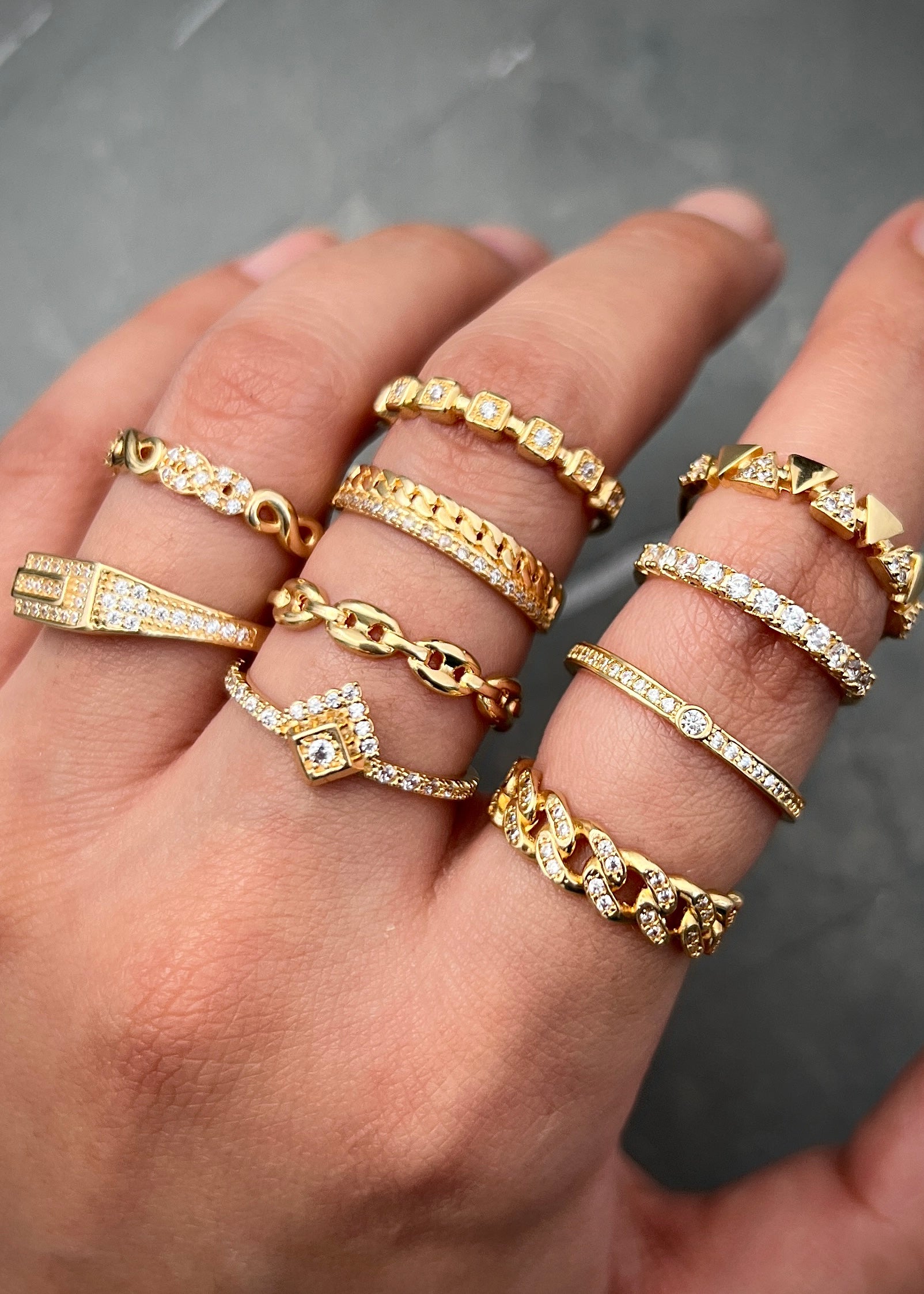 Anillo infinito con swarovski blanco 2.3gr / TALLA 5 3/4 / Oro Amarillo Nac B