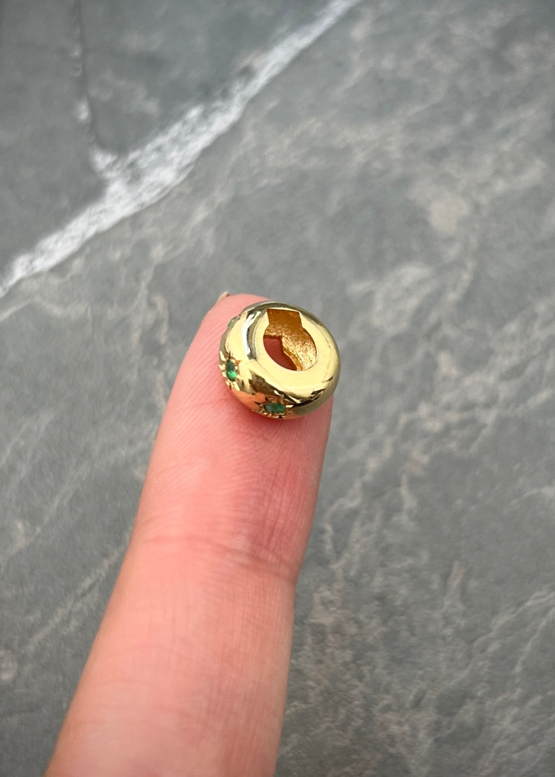 Dije stars diamonds con 7pts de esmeraldas 1.7gr / Largo 1cm / Oro Amarillo (Joya) P