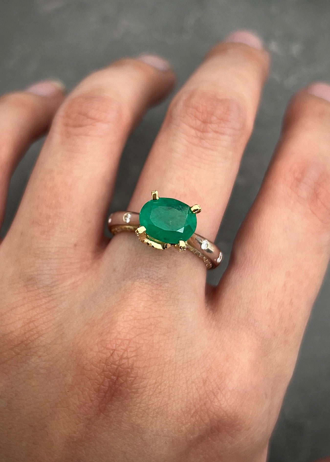 Solitario con 220pts de esmeralda y 90pts de diamantes 6.6gr / TALLA 6 1/4 / Dos Oros (Joya) M