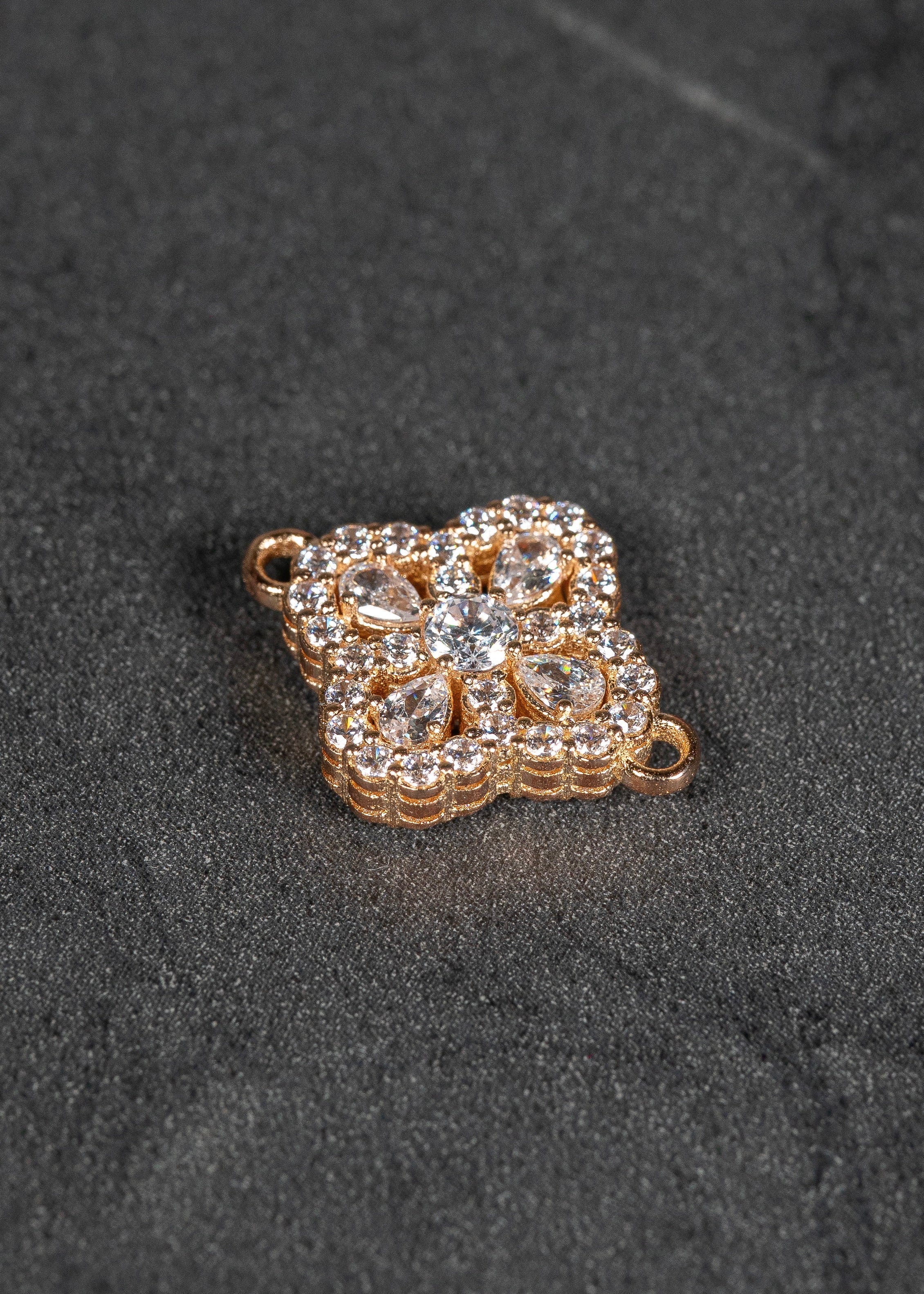 Herraje lucky clover con swarovski blanco 1.9gr / Largo 1.6cm / Oro Rosado Nac B