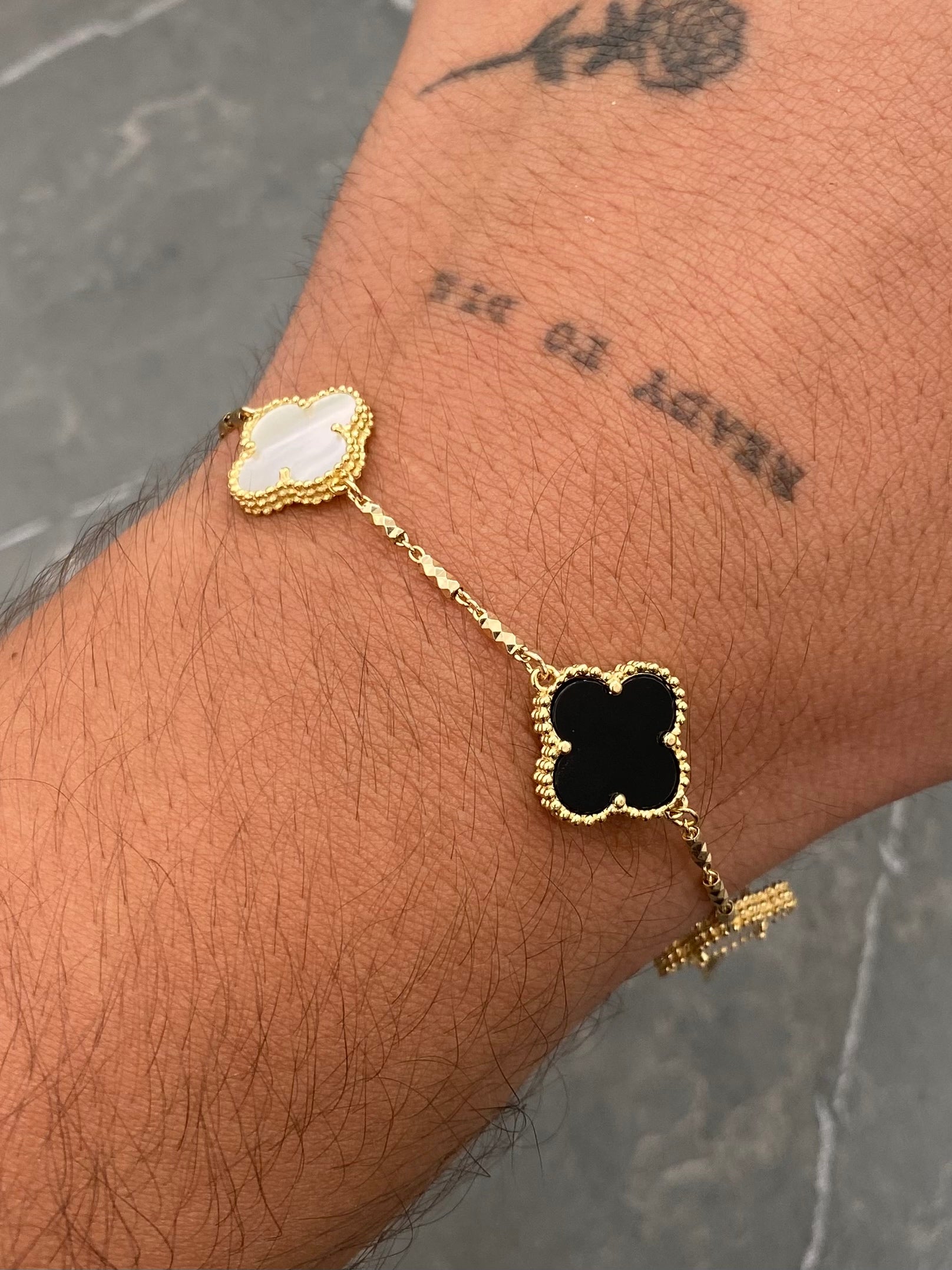 Pulso Lucky Clover Piedra Blanca y Negra 7.9gr / 19cm / 14mm — Oro Amarillo