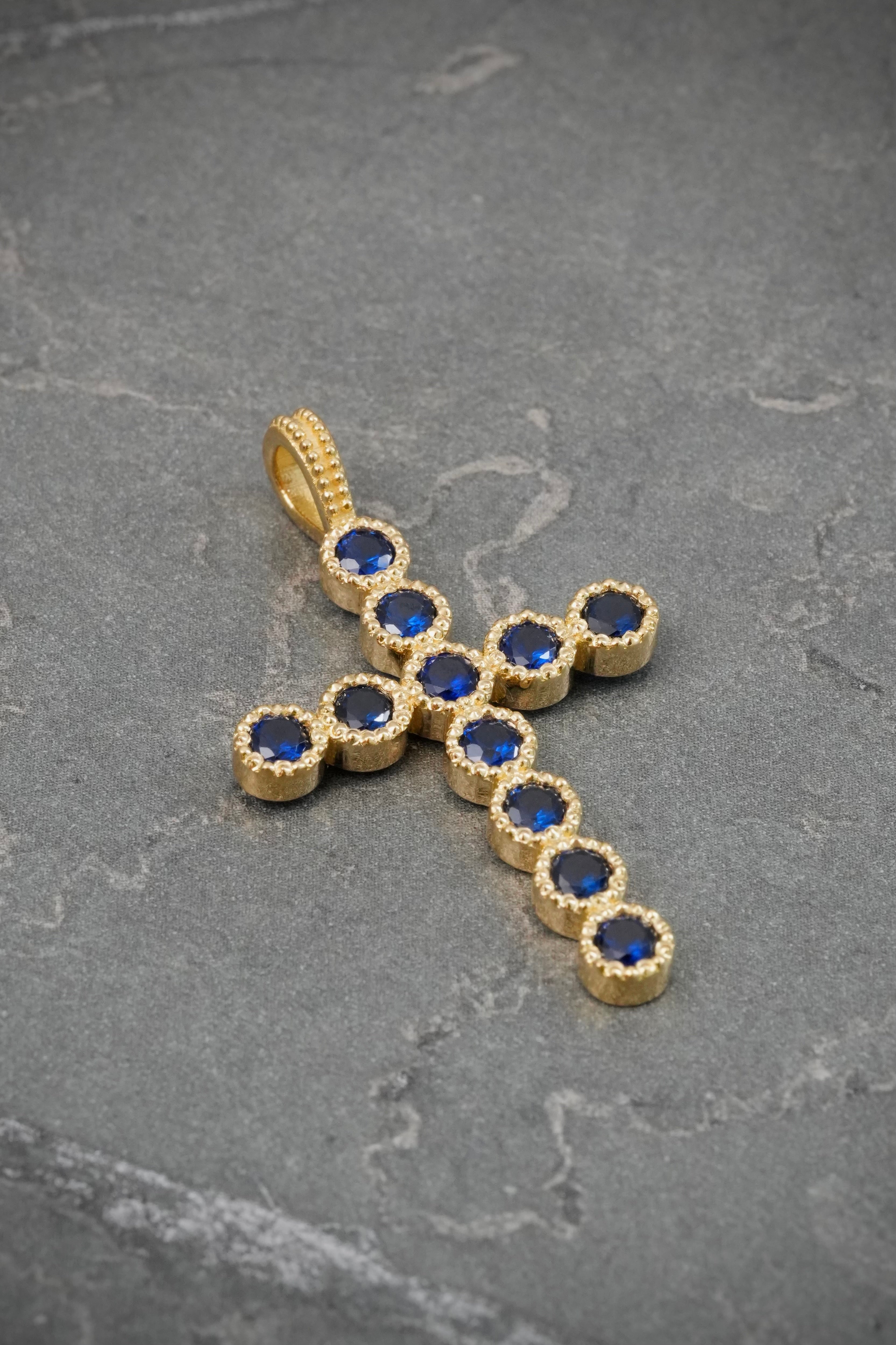 Dije Cruz con Swarovski Azul 4.6gr / 3.7cm / 22.7mm — Oro Amarillo