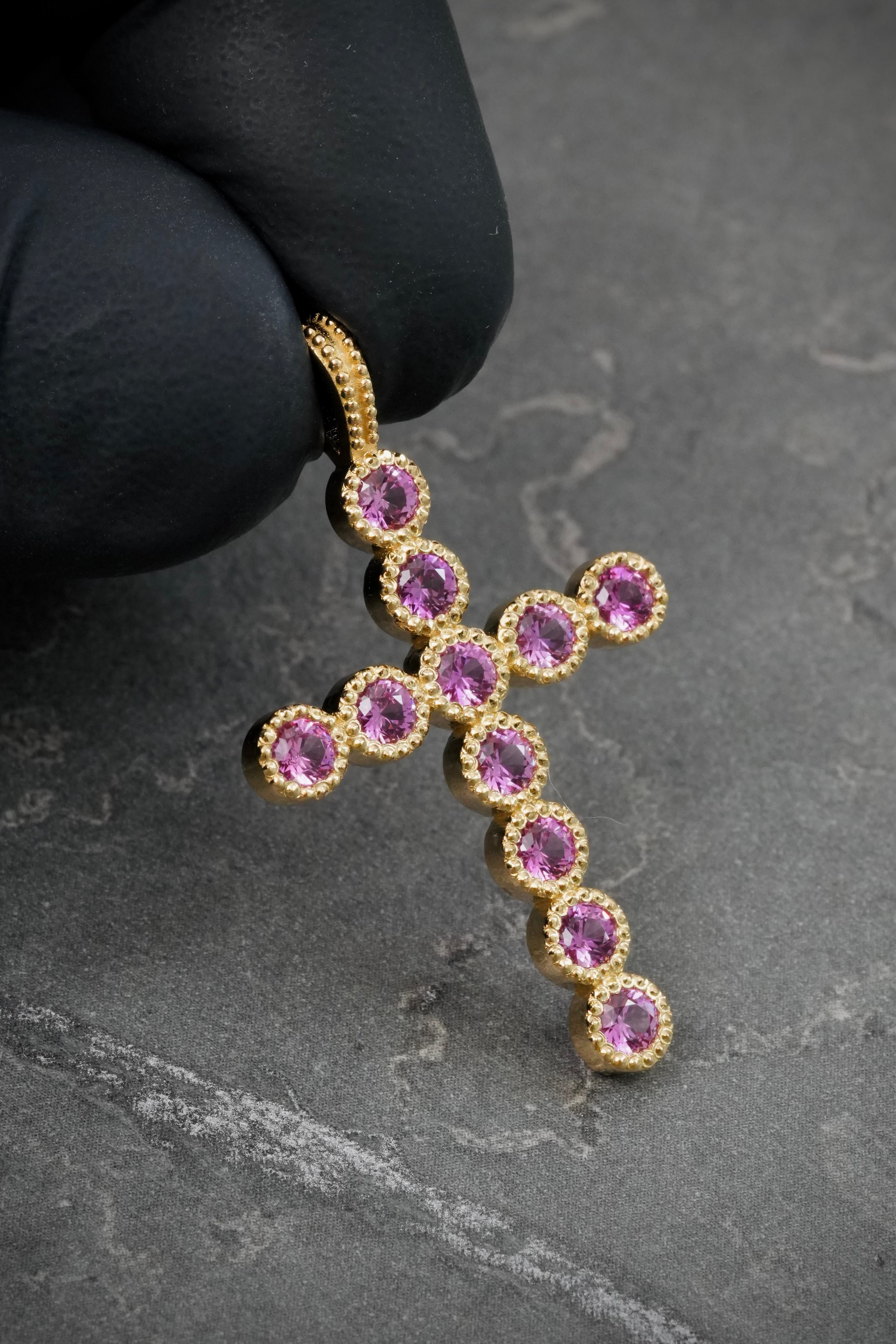 Dije Cruz con Swarovski Rosado 4.6gr / 3.7cm / 22.7mm — Oro Amarillo