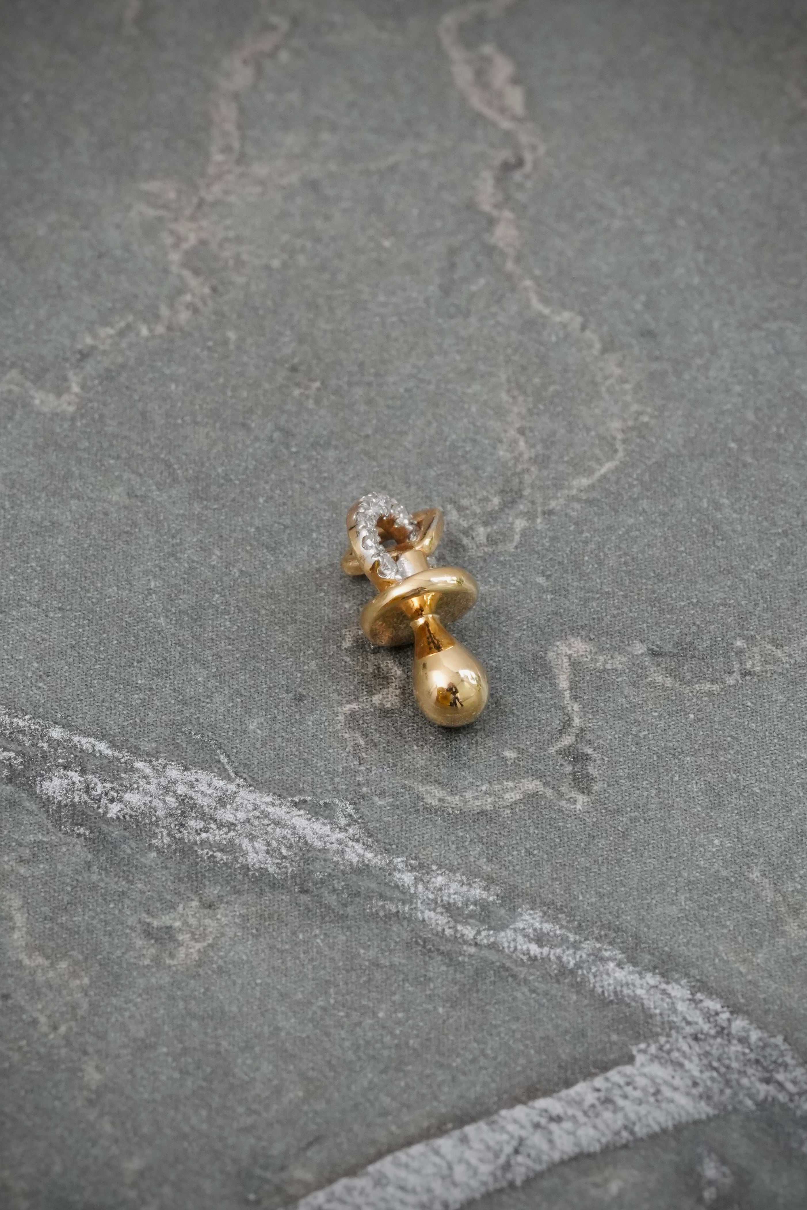 Dije Chupon de Bebe con 3pts de Diamantes 0.8gr / 1cm / 4.8mm — Oro Amarillo