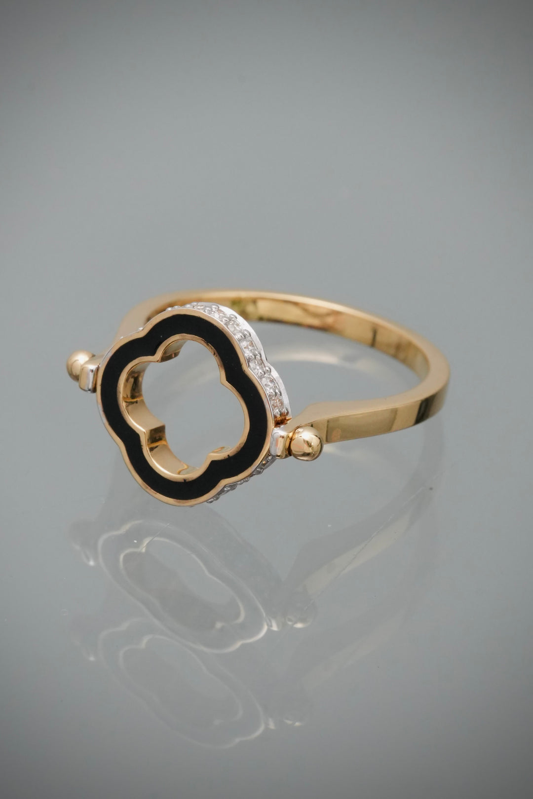 Anillo Lucky Clover con 15pts de Diamantes 3.7gr / Talla 6 1/2 — Oro Amarillo