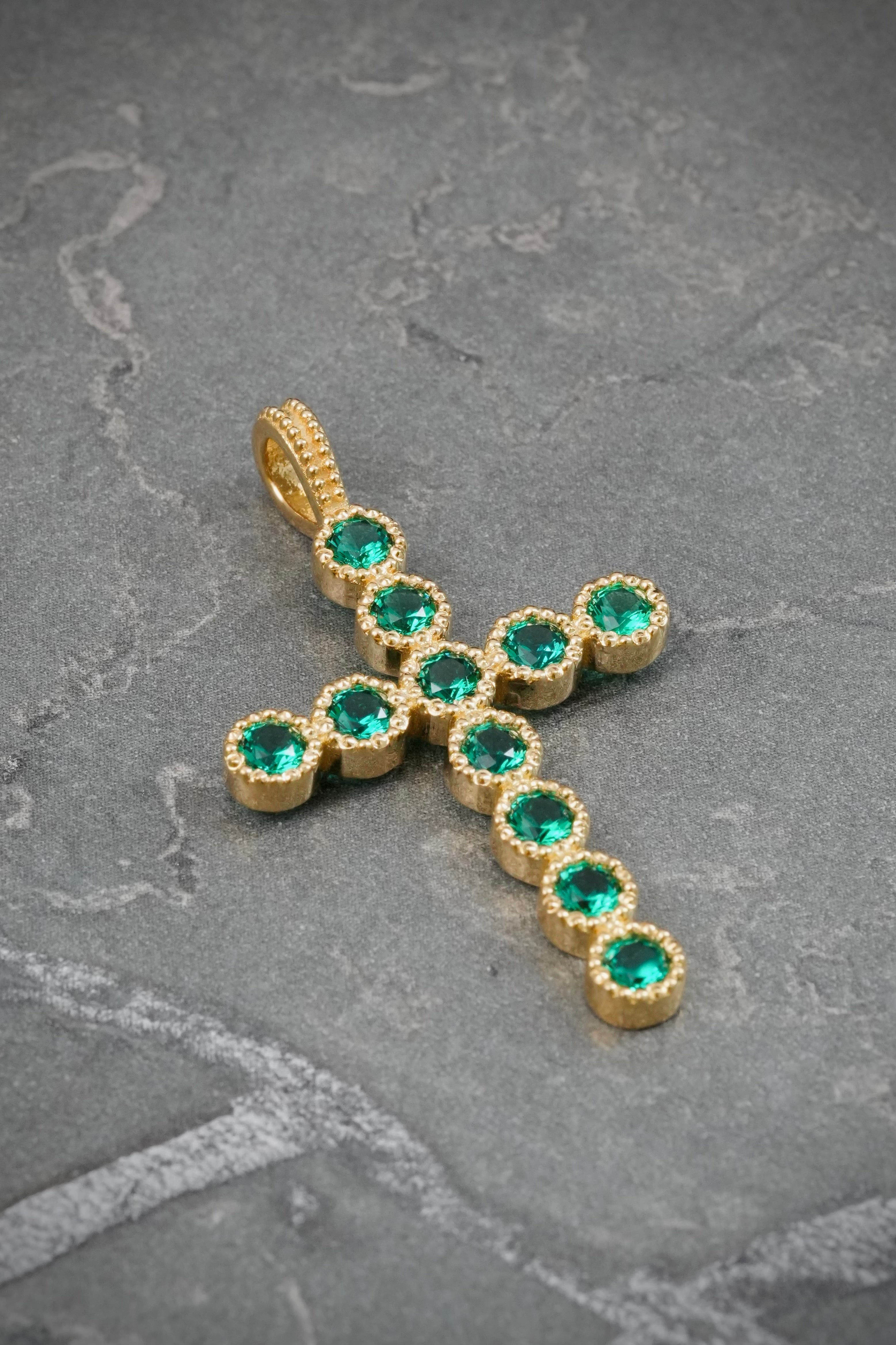 Dije Cruz con 162pts de Moissanitas 4.45gr / 3.7cm / 22.7mm — Oro Amarillo