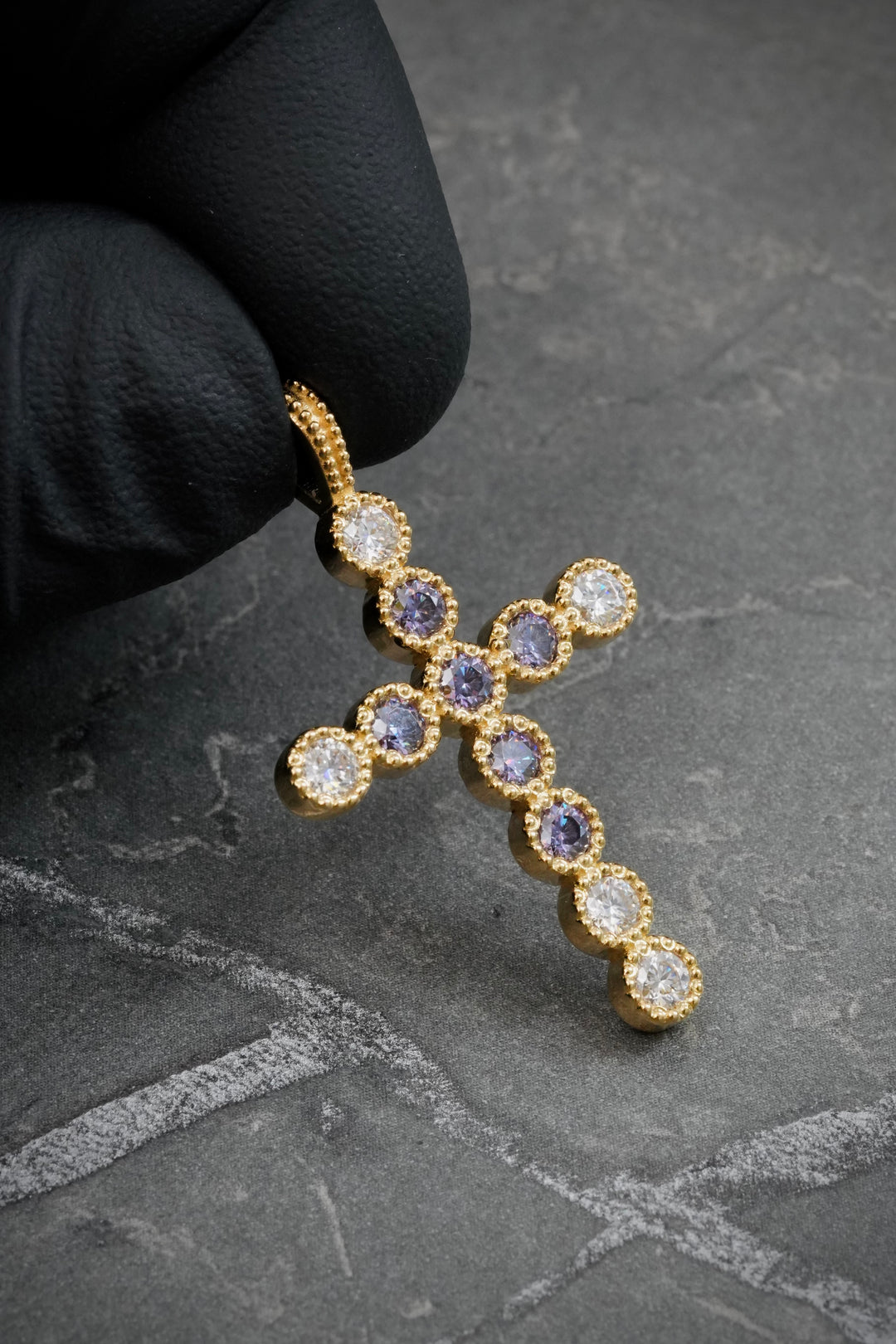 Dije Cruz con 113pts de Moissanita Morada y Blanca 4.6gr / 3.7cm / 22.8mm — Oro Amarillo
