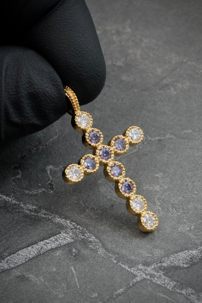 Dije Cruz con 113pts de Moissanita Morada y Blanca 4.6gr / 3.7cm / 22.8mm — Oro Amarillo