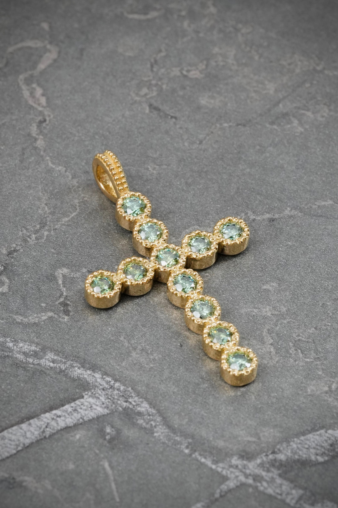 Dije con 111pts de Moissanita 4.45gr / 3.7cm / 22.6mm — Oro Amarillo