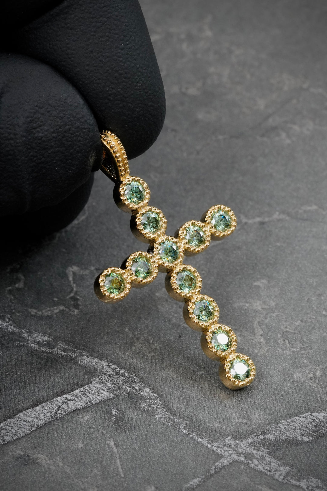Dije con 111pts de Moissanita 4.45gr / 3.7cm / 22.6mm — Oro Amarillo