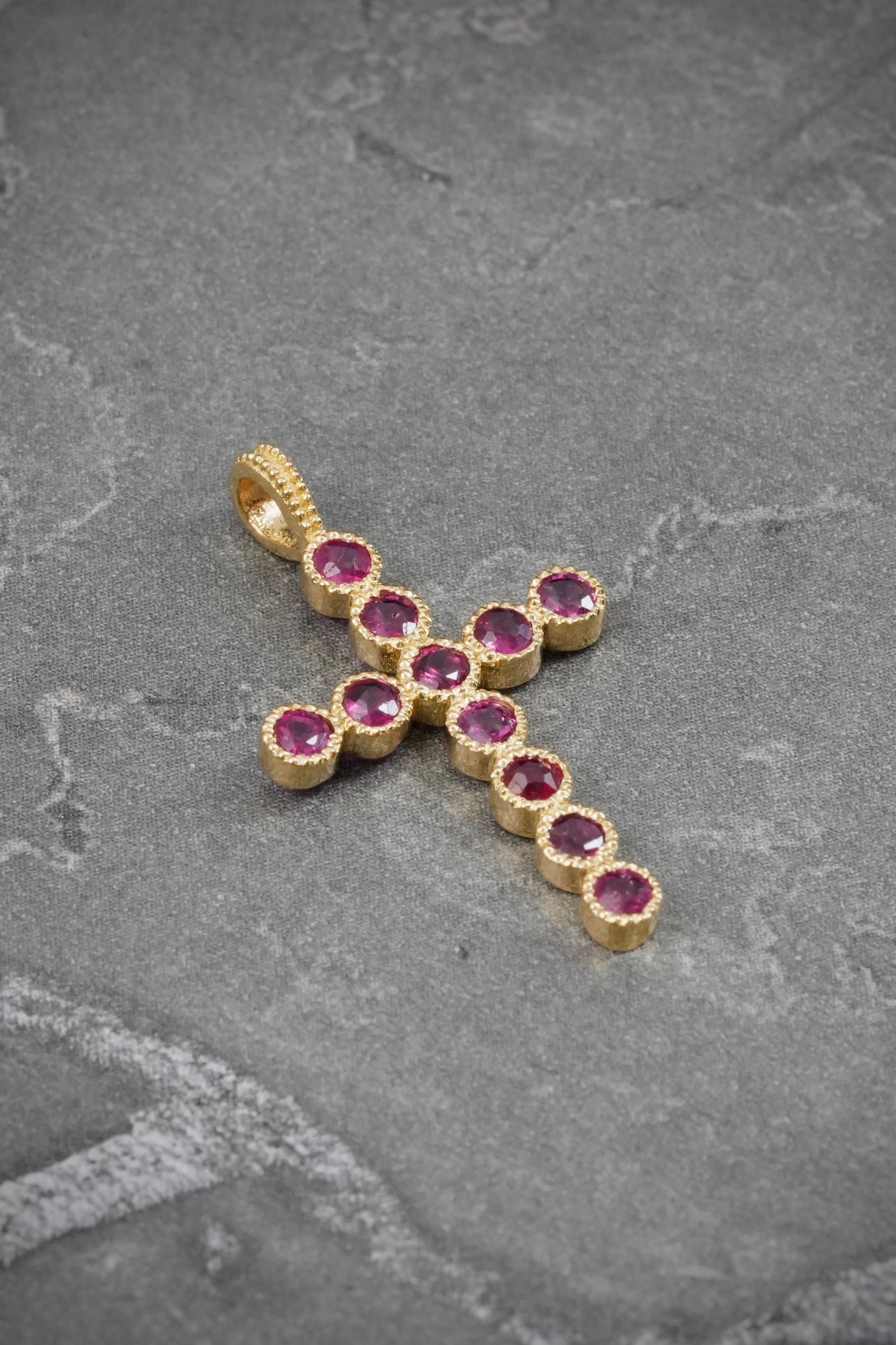 Dije con 62pts de Rubie 1.3gr / 2.5cm / 15mm — Oro Amarillo