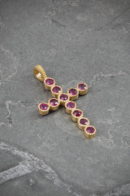 Dije con 62pts de Rubie 1.3gr / 2.5cm / 15mm — Oro Amarillo